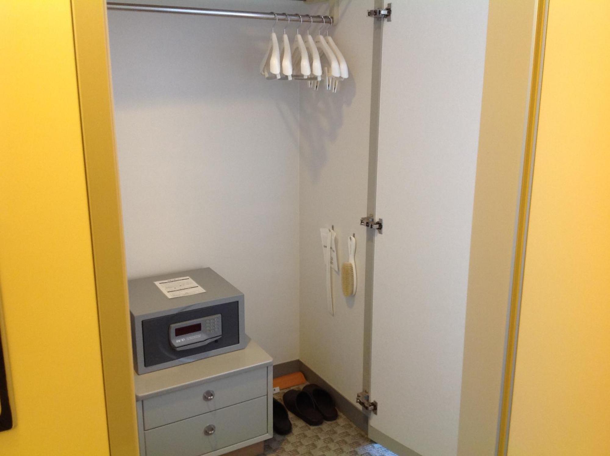 Shin Furano Prince Hotel Chambre photo A safe in a hotel room