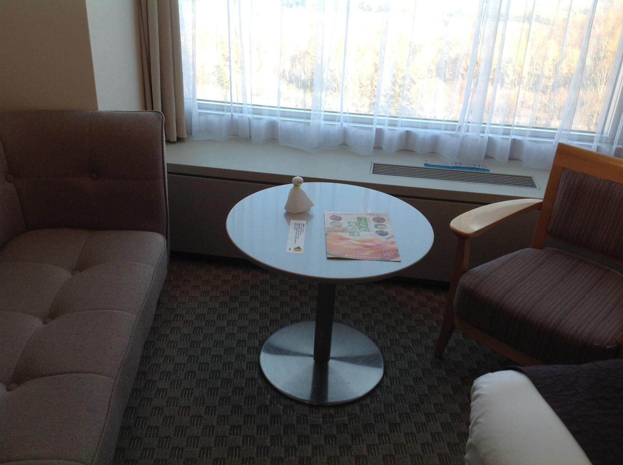 Shin Furano Prince Hotel Chambre photo A table in a hotel room