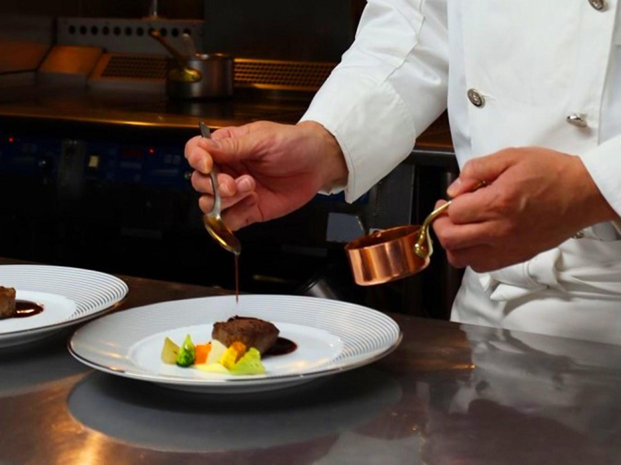 Shin Furano Prince Hotel Extérieur photo A chef plating a dish