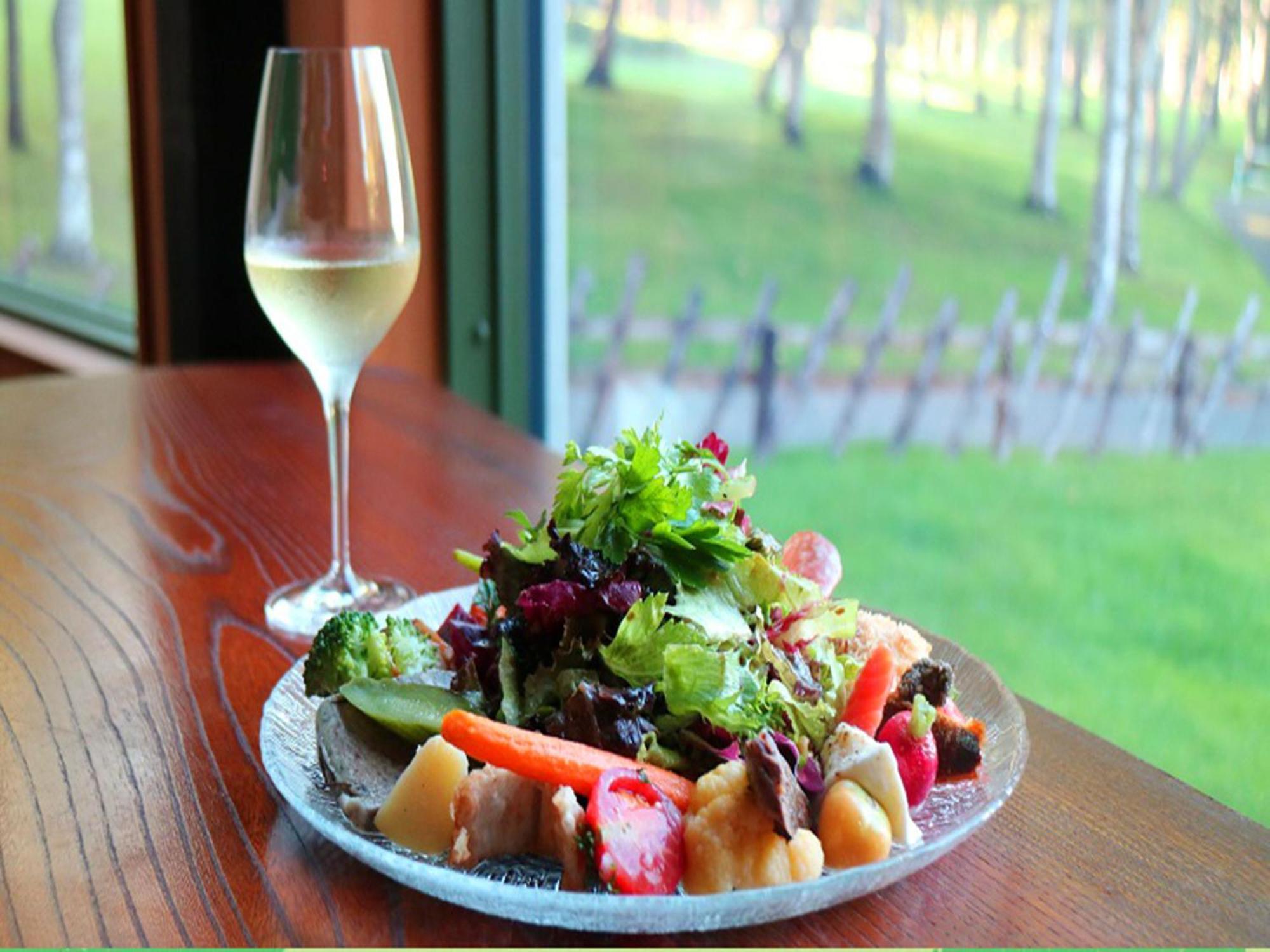 Shin Furano Prince Hotel Extérieur photo A salad with a glass of wine