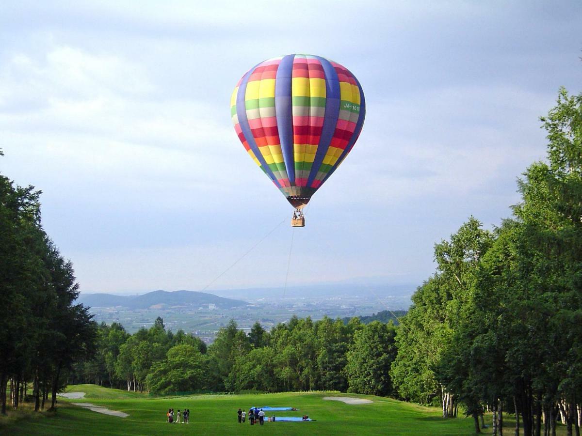 Shin Furano Prince Hotel Extérieur photo Hot air balloon over the golf course
